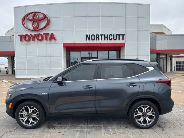 2022 Kia Seltos EX in Gravity Gray — front three-quarter view